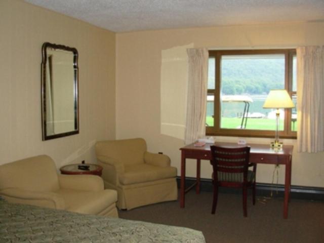 Red Carpet Inn On The Lake - Oneonta Oda fotoğraf