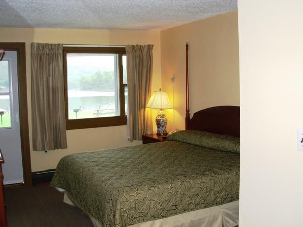 Red Carpet Inn On The Lake - Oneonta Oda fotoğraf