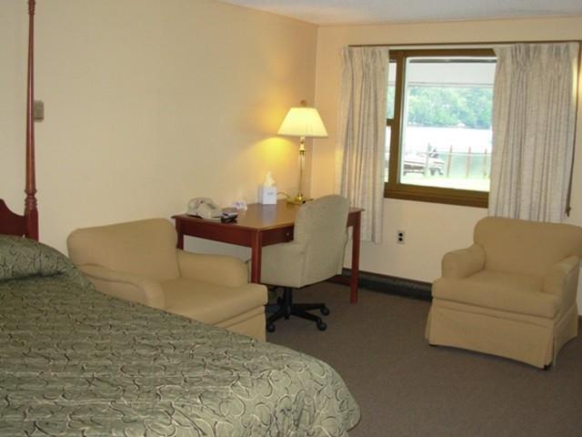 Red Carpet Inn On The Lake - Oneonta Oda fotoğraf