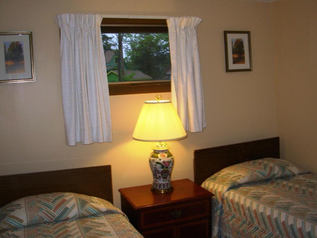 Red Carpet Inn On The Lake - Oneonta Oda fotoğraf