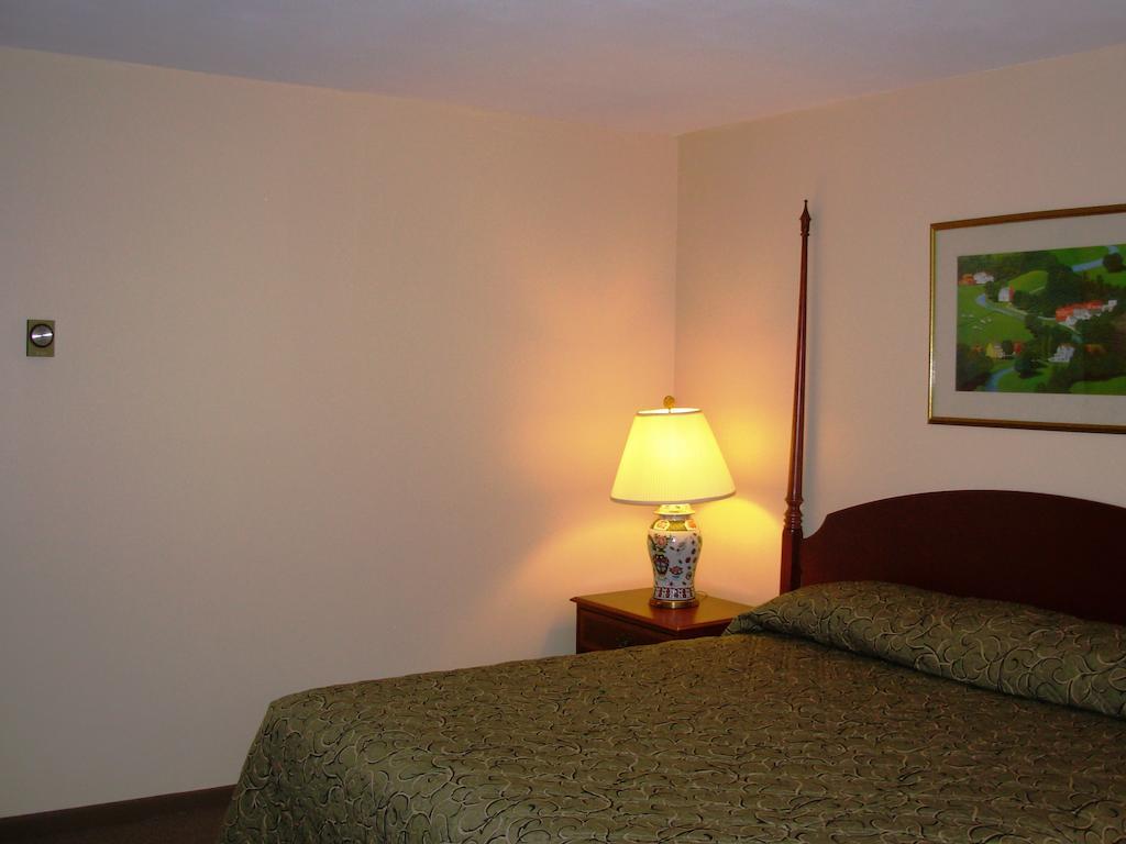 Red Carpet Inn On The Lake - Oneonta Dış mekan fotoğraf